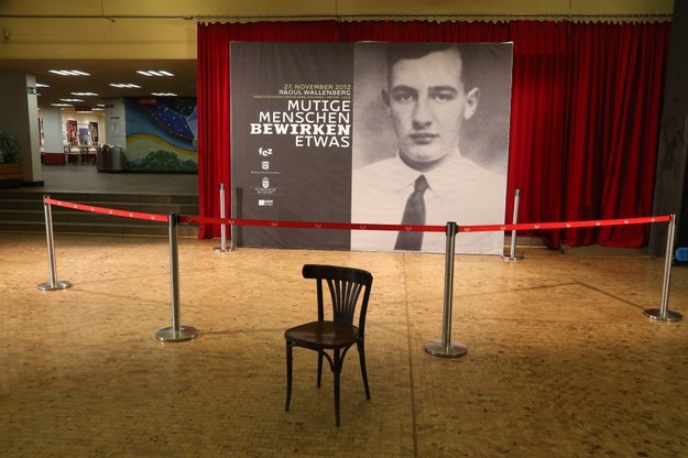 Puste krzesło przed portretem Raoula Wallenberga na berlińskiej wystawie zorganizowanej z okazji 100. rocznicy urodzin szwedzkiego dyplomaty / 	Wolfgang Kumm    /PAP/EPA
