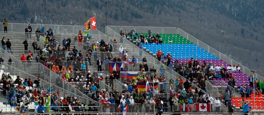 Puste miejsca na trybunach przy trasie zjazdowej /JOHN G. MABANGLO /PAP/EPA