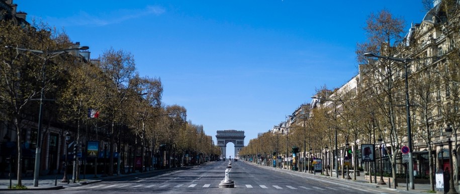 Puste Pola Elizejskie w Paryżu /YOAN VALAT  /PAP/EPA