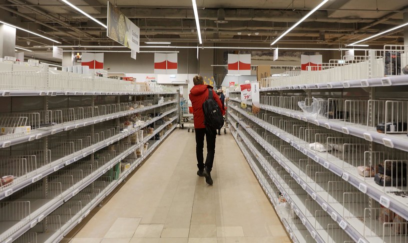 Puste półki sklepowe to nowa rzeczywistość z jaką mierzą się teraz zwykli obywatele Rosji /Wang Xiujun/China News Service /Getty Images