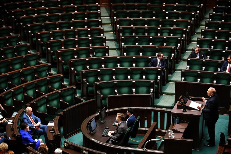 Puste rządowe ławy w Sejmie /Bartłomiej Zborowski /PAP