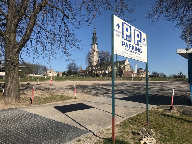 Puste są parkingi okalające klasztor. /Marcin Buczek /RMF FM