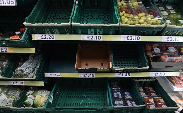 Puste sklepowe półki w supermarkecie w Londynie /ANDY RAIN /PAP/EPA