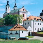 Pustelnia otoczona jeziorem Wigry. Stanowi zabytek Suwalszczyzny 