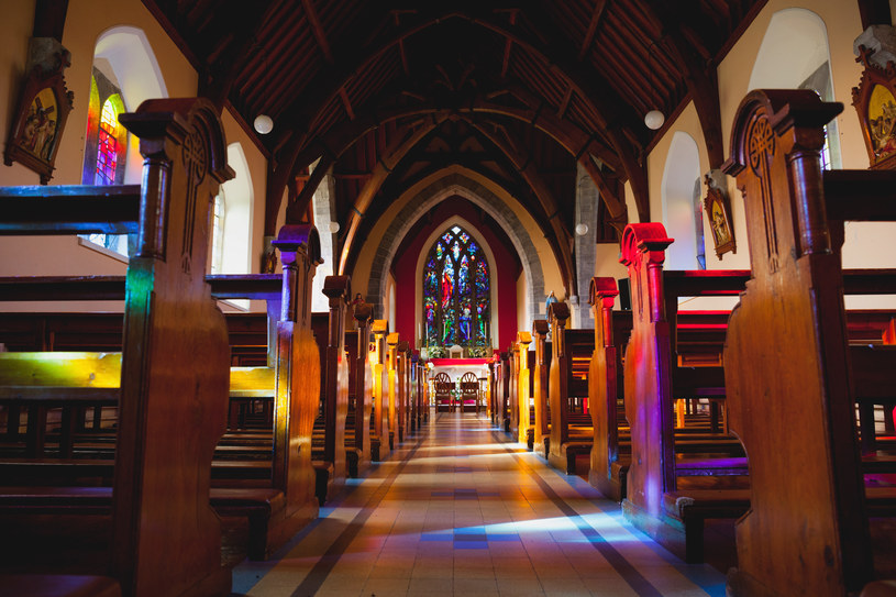 Pusty kościół to dziś częsty widok w Irlandii /123RF/PICSEL