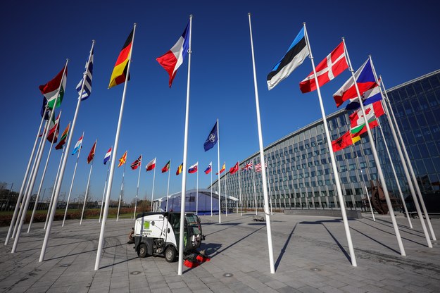 Pusty maszt przed kwaterą NATO w Brukseli. We wtorek zawiśnie na nim fińska flaga /OLIVIER MATTHYS    /PAP/EPA