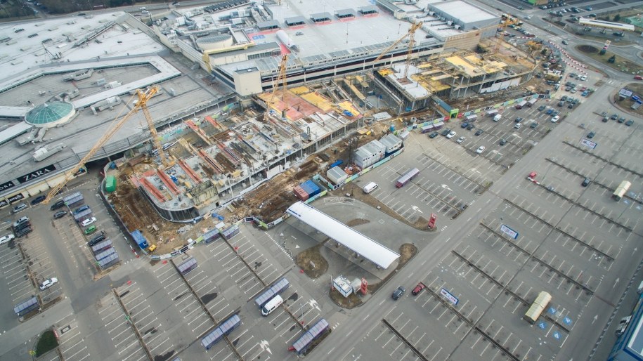 Pusty parking przed Centrum Handlowym Targówek w Warszawie / 	Leszek Szymański    /PAP
