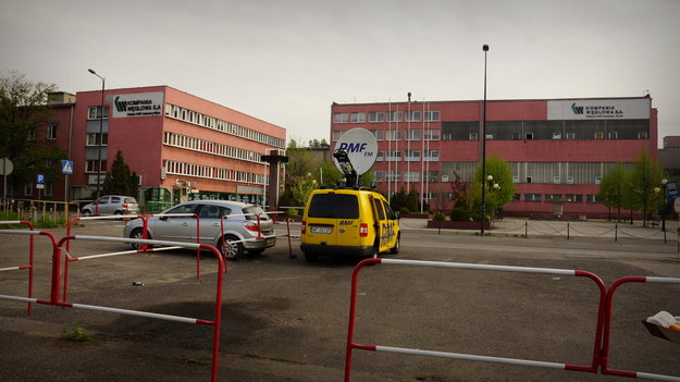 Pusty parking przed wejściem na teren kopalni /Michał Dukaczewski /RMF FM