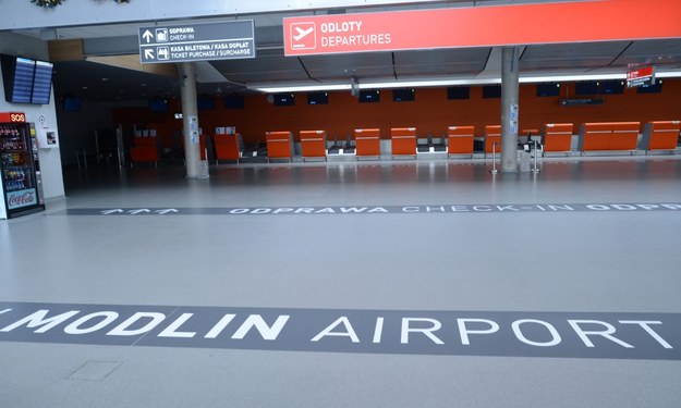 Pusty terminal lotniska Warszawa-Modlin /Jacek Turczyk /PAP