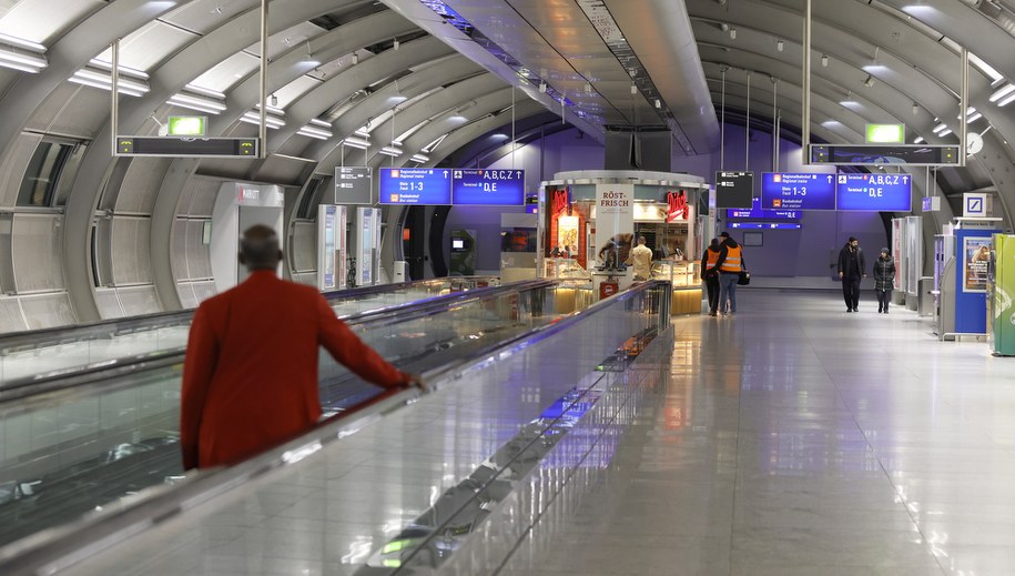 Pusty terminal na lotnisku w Frankfurcie nad Menem /RONALD WITTEK /PAP/EPA