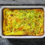 Puszysta frittata z cukinii. Pomysł na letni obiad, który znika z talerzy w kilka minut