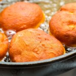 Puszyste, chrupiące, perfekcyjne. Sprawdź, jak smażyć pączki i zachwyć wszystkich