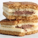 Puszyste, delikatne blaty i czekoladowe nadzienie. Idealne ciasto na mikołajki