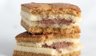 Puszyste, delikatne blaty i czekoladowe nadzienie. Idealne ciasto na mikołajki