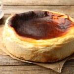 ​Puszysty jak chmurka i nie opada. Sernik z przepisu babci bije baskijski na głowę