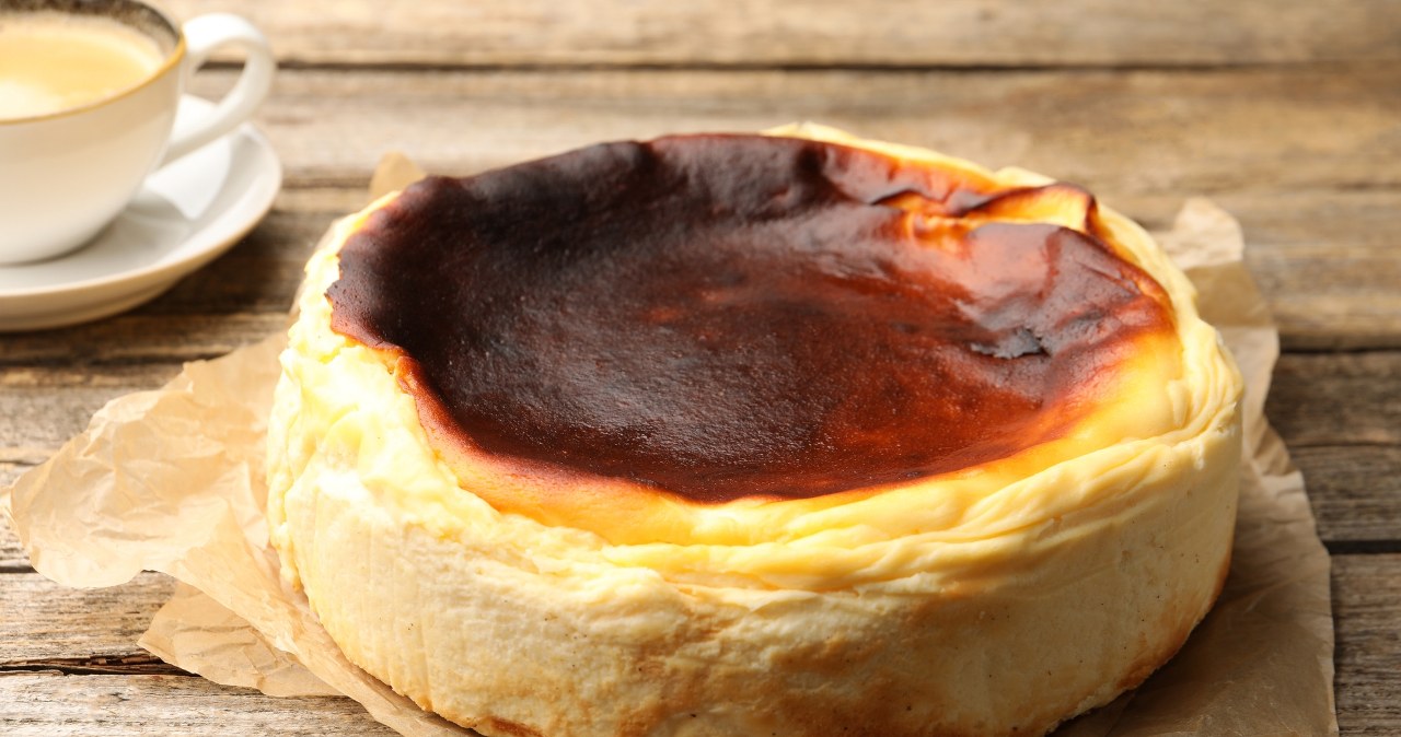 ​Puszysty jak chmurka i nie opada. Sernik z przepisu babci bije baskijski na głowę /africaimages.com (Olga Yastremska, Africa Images) /123RF/PICSEL