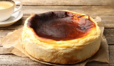 ​Puszysty jak chmurka i nie opada. Sernik z przepisu babci bije baskijski na głowę