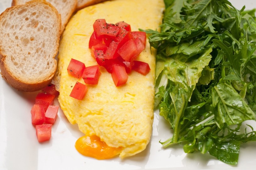 Puszysty jak chmurka omlet babuni. Smakowite śniadanie z prostych składników