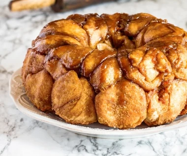 Puszysty, maślany, obłędnie cynamonowy. Amerykański klasyk najlepiej smakuje na ciepło