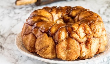 Puszysty, maślany, obłędnie cynamonowy. Amerykański klasyk najlepiej smakuje na ciepło