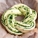 Puszysty wieniec drożdżowy z pesto i serem. Pyszna przekąska na andrzejki