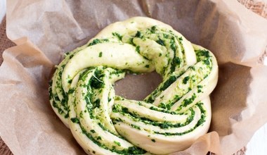 Puszysty wieniec drożdżowy z pesto i serem. Pyszna przekąska na andrzejki 