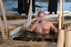 Putin "na zimno". Prezydent Rosji wziął udział w rytualnej kąpieli w lodowatej wodzie