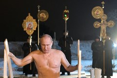 Putin "na zimno". Prezydent Rosji wziął udział w rytualnej kąpieli w lodowatej wodzie