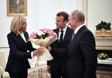 Putin chce "przezwyciężyć problemy" w stosunkach z Francją