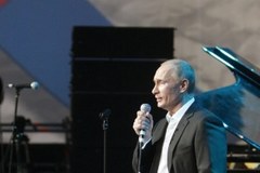 Putin gra i śpiewa dla chorych dzieci