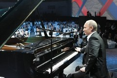 Putin gra i śpiewa dla chorych dzieci