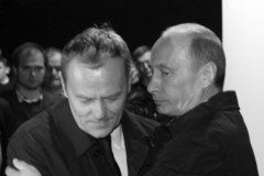 Putin i Tusk złożyli kwiaty na miejscu katastrofy