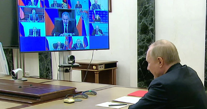 Putin lubi urządzać telekonferencje w sprawie wojny w Ukrainie. Nad biurkiem prezydenta Rosji wisi ogromny telewizor, na którym widać uczestników wirtualnej narady. /YouTube