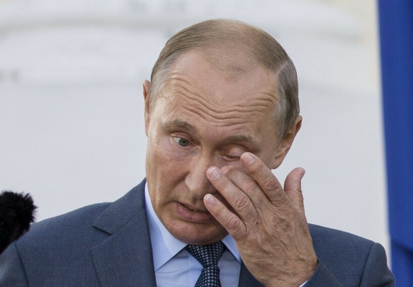 Putin ma kłopoty z czytaniem. Trzęsą mu się ręce. Podczas spotkań nagle wychodzi z sali /East News