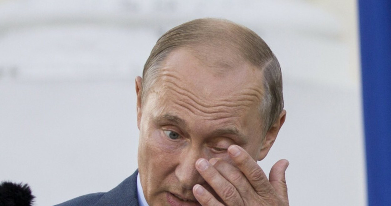 Putin ma kłopoty z czytaniem. Trzęsą mu się ręce. Podczas spotkań nagle wychodzi z sali /East News
