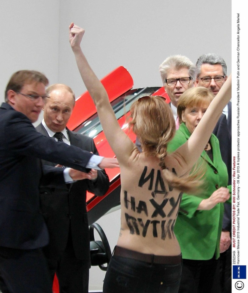 Putin, Merkel i nagi protest FEMEN na targach w Hanowerze /Willi Schneider / Rex Features /East News