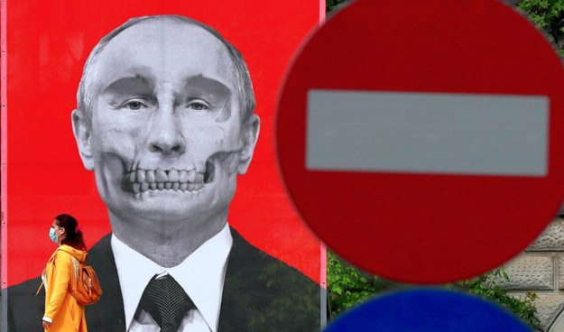 Putin na antywojennym plakacie w Bukareszcie /ROBERT GHEMENT /PAP/EPA