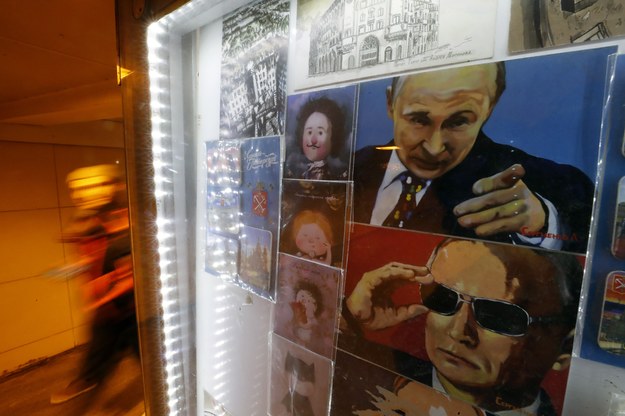 Putin na plakatach sprzedawanych jako pamiątki na placu w Sankt Petersburgu /ANATOLY MALTSEV  /PAP/EPA