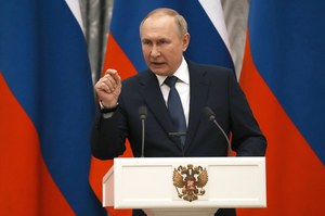 Putin po spotkaniu z Macronem: NATO poucza nas, jak mamy organizować manewry