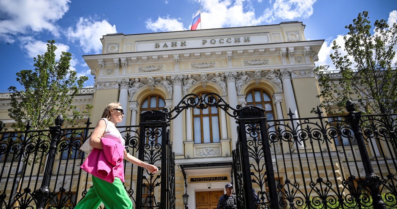 Putin podpisał ustawę pozwalającą funkcjonariuszom resortu spraw wewnętrznych "zamrażać" konta obywateli. Na zdj, rosyjski bank centralny - Bank Rosji /ALEXANDER NEMENOV /AFP