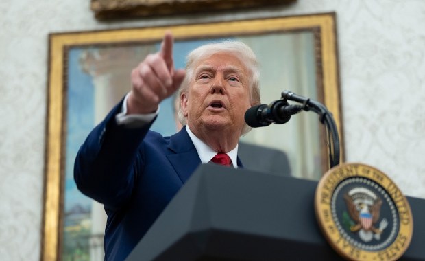 Putin "pogrywa"? Trump ostrzega