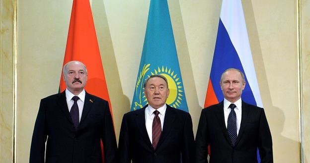 Putin rezygnuje z obrony rubla? /AFP