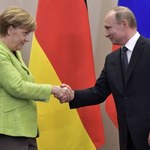 Putin spotkał się z Merkel. "Rosja nie ingeruje w życie polityczne innych krajów"