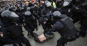 "Putin won!": Tysiące Rosjan wyszły na ulice w obronie Aleksieja Nawalnego. Są setki zatrzymanych