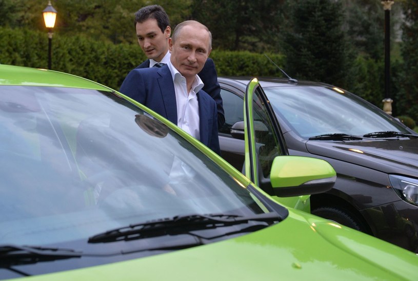 Putin wpiera Ładę, ale sam jest odpowiedzialny na kryzys, w jakim znalazła się Rosja /AFP