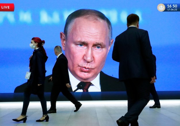 Putin wygłaszający orędzie, widziany na telebimie w Saint Petersburgu /ANATOLY MALTSEV  /PAP/EPA