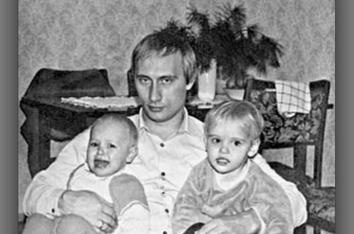 Putin z córkami z pierwszego małżeństwa /materiały prasowe