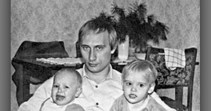 Putin z córkami z pierwszego małżeństwa /materiały prasowe