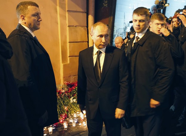 Putin złożył kwiaty przy stacji metra w Petersburgu /ANATOLY MALTSEV  /PAP/EPA