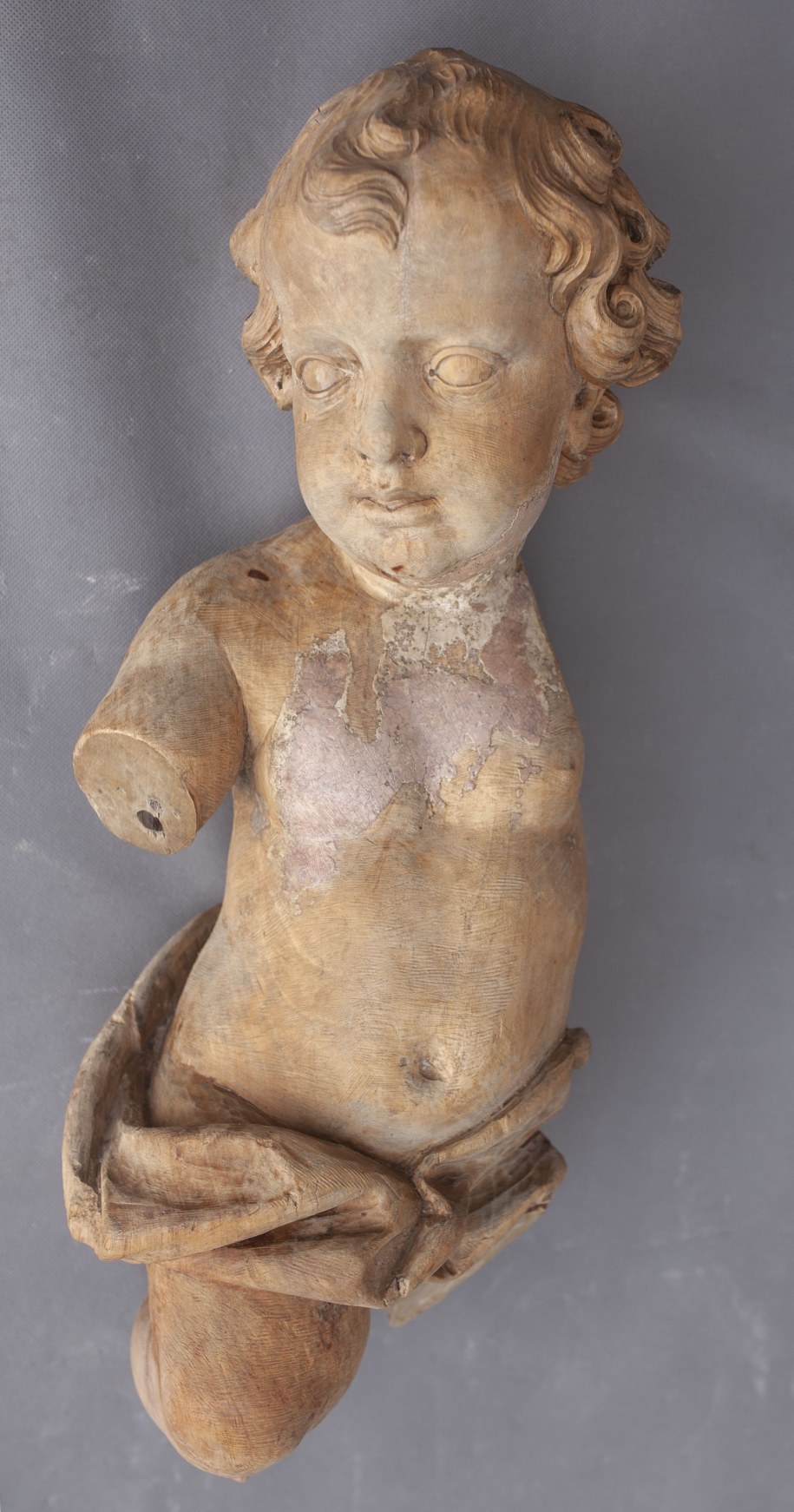 Putto, rzeźba pełnoplastyczna z drewna /Łucja Brzozowska /